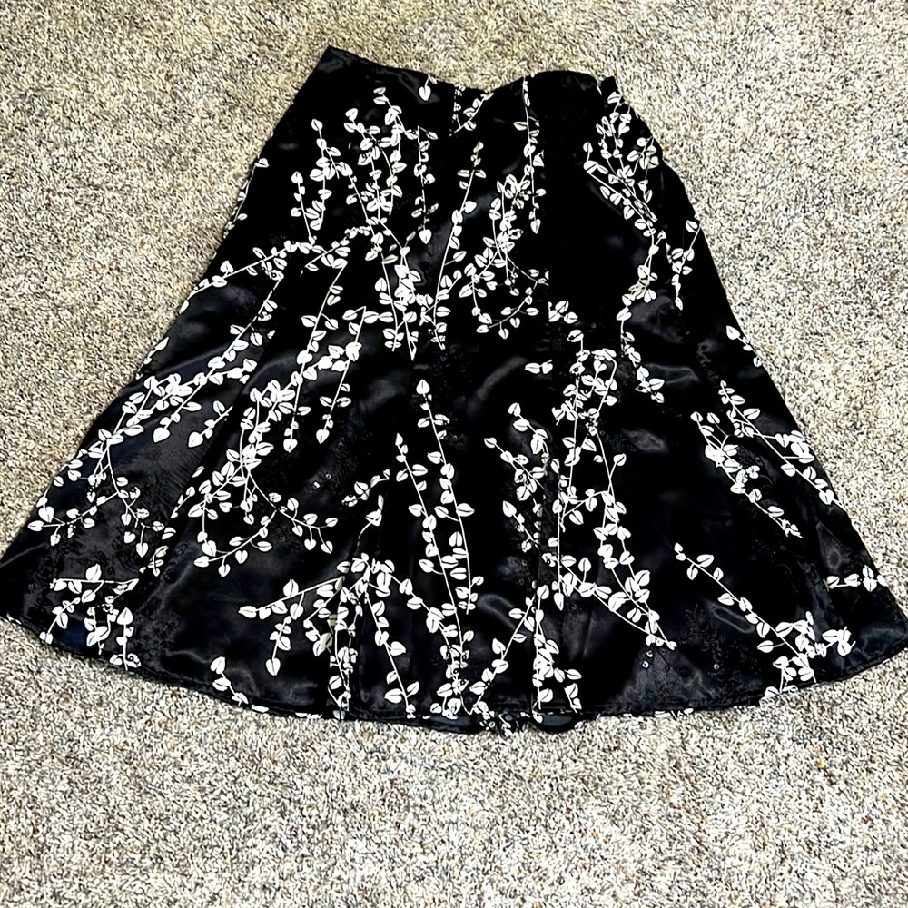 CHICOS size 0 black and white flowered skirt sequins